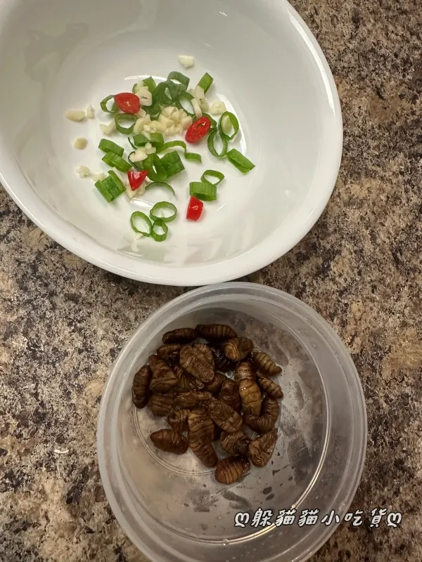 最後祭出去味大師-蔥蒜椒，學熱炒店來份蔥爆蠶蛹！