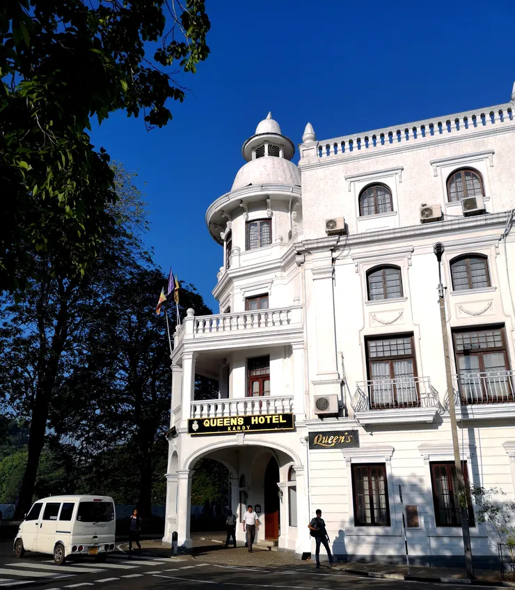 由十九世紀初期總督府改成的皇后飯店，是康堤市的地標建築