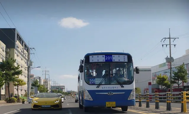《歡迎回到三達里》中的201路巴士。趙三達去濟州氣象廳接洽攝影展，搭巴士回家。