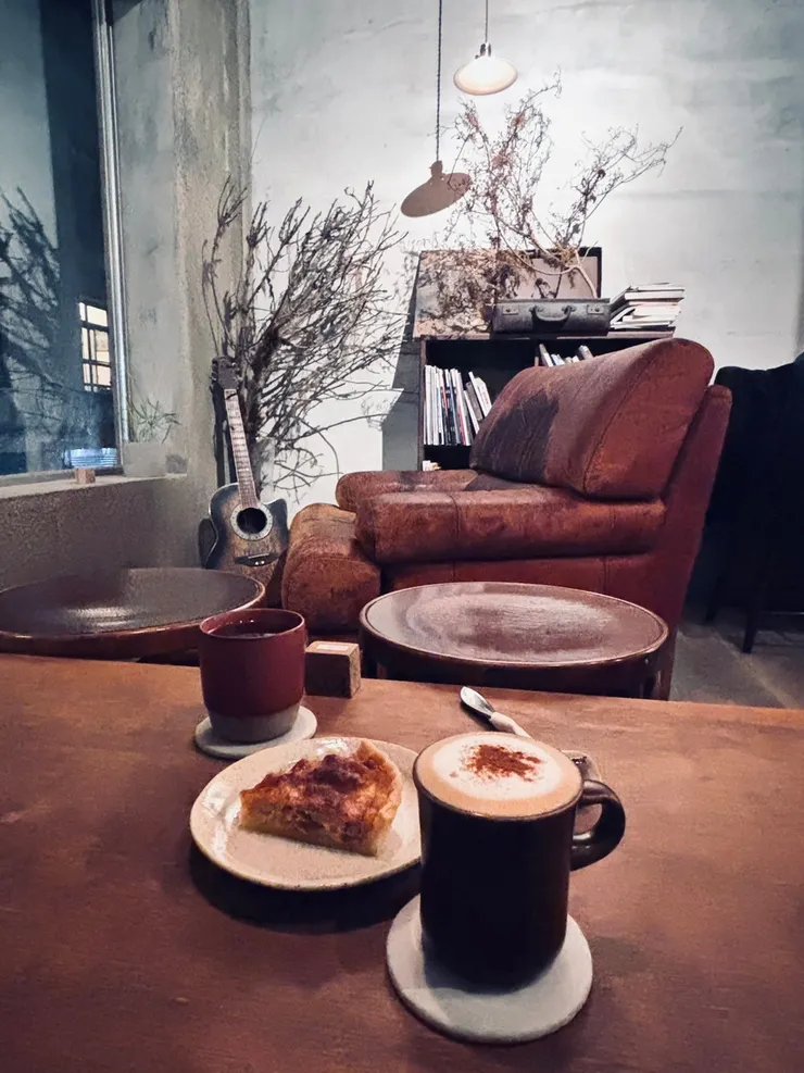 Congrats Café一隅,溫暖的卡布奇諾、(忘記名稱的)茶飲、培根馬鈴薯鹹派。