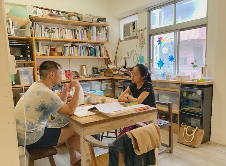 餐廳除了用餐，還兼具工作、開會、喝下午茶等多功能用途。先購買統一規格的透明塑膠箱來收納物品，再製作木頭層架，依照自己的需求設計收納方式。