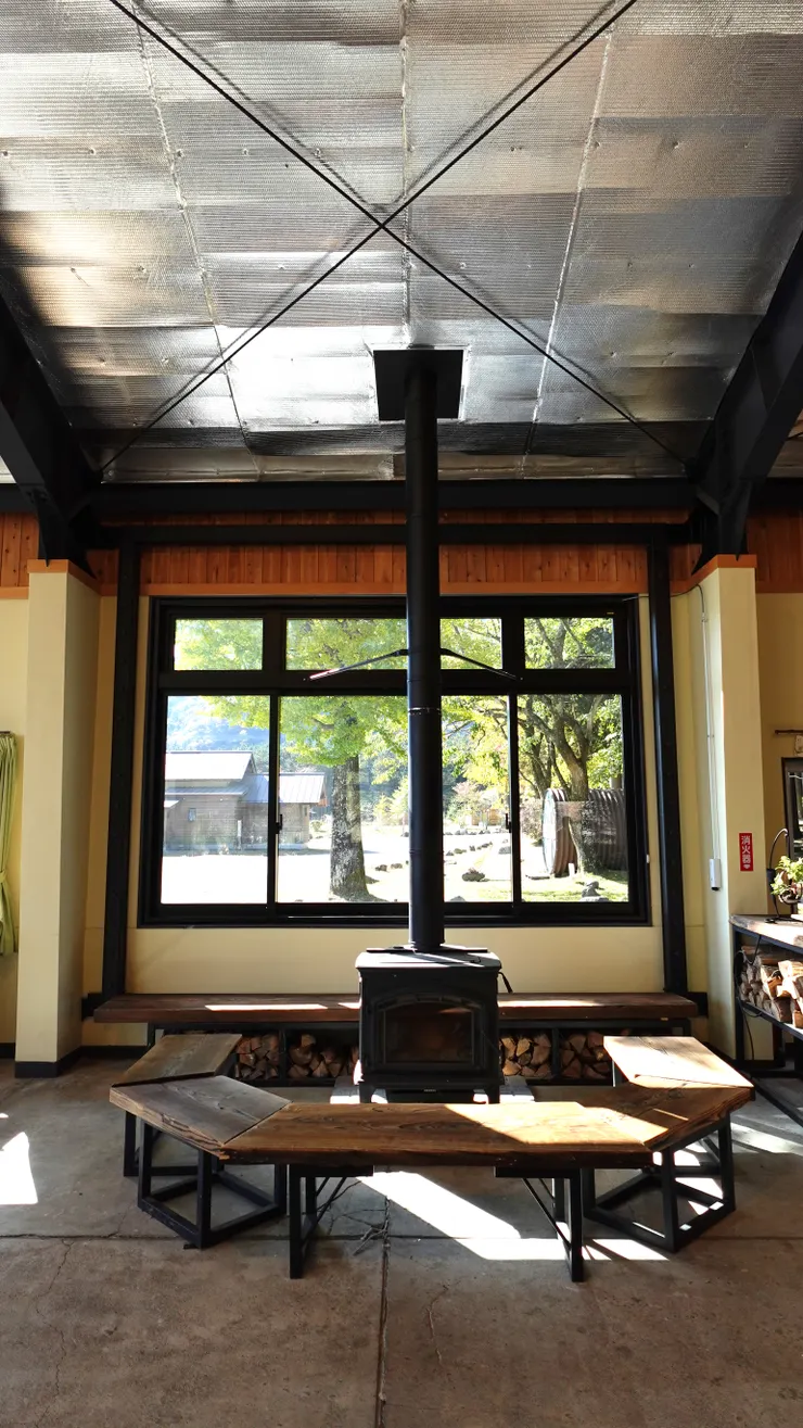 室內還有供取暖的暖爐