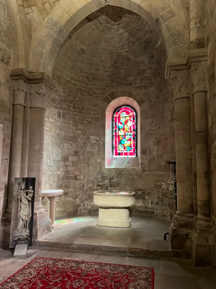 這個洗禮盆（baptism font）是1537年建的，是巴黎兩個最古老的洗禮盆之一，如今還被使用。