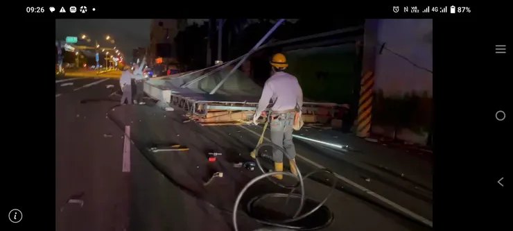 【昨夜市區友單位出勤搶修的同仁！據說在美國就會一切都等風停再說。】