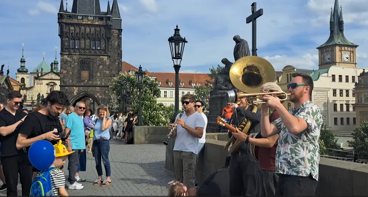 可以稱為藝術之橋了...觀光客爆多...