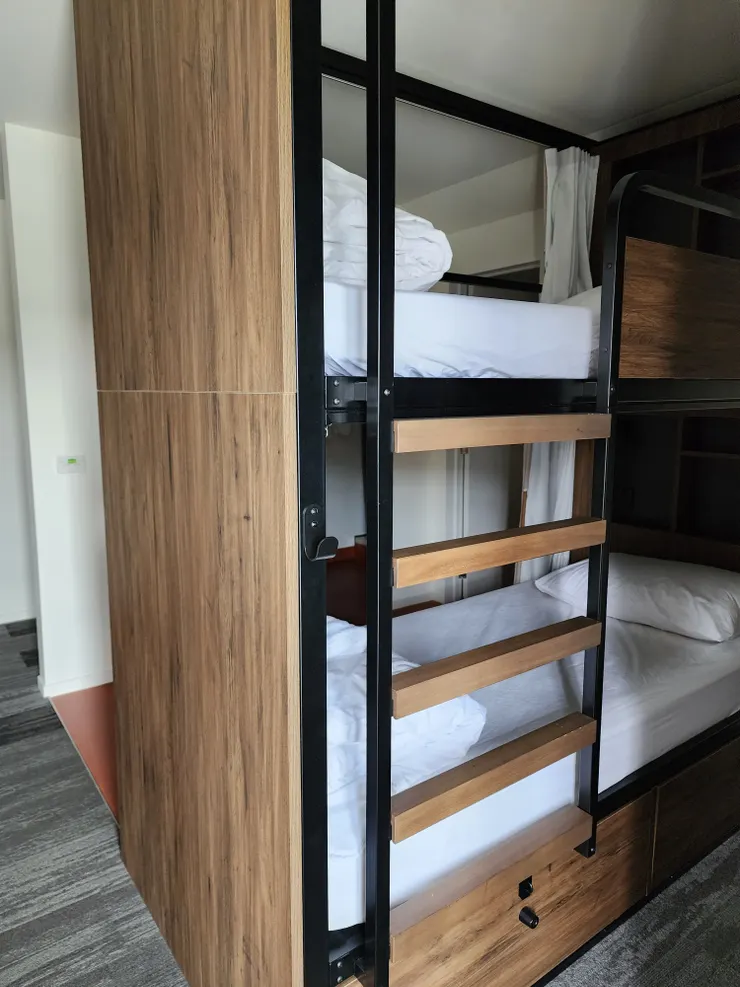 Lake Tekapo YHA 內部的房間，裝潢很不錯，內部空間夠大能攤開行李。床的設計是連接天花板跟地板，不像大多Hostel容易搖晃，房間內還有衛浴設備。