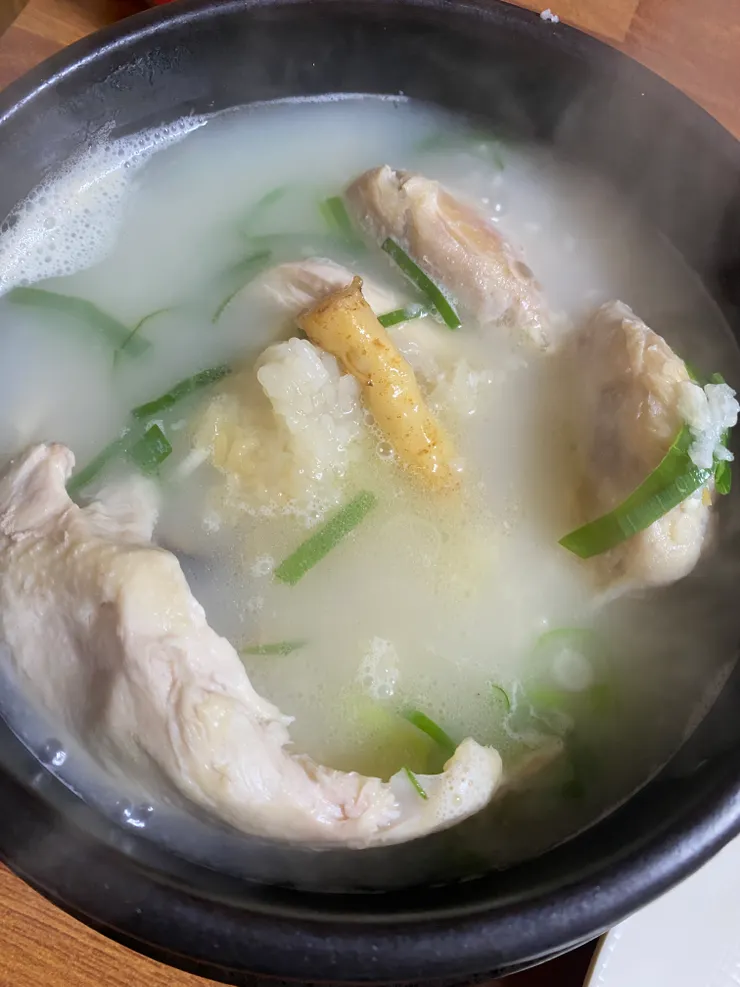 被切開後的人蔘雞