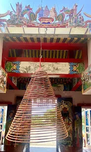 巨型環香及彩繪門神（圖片截圖於網路）