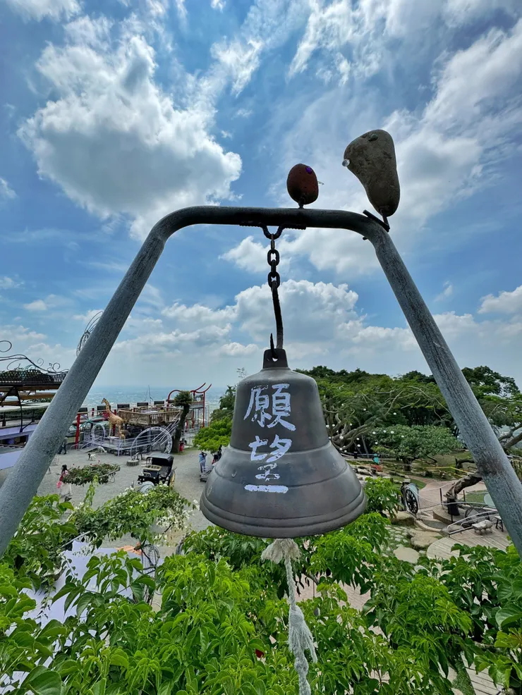 一起走過不少地方，地球上的回憶滿滿。〔南投新月天空〕