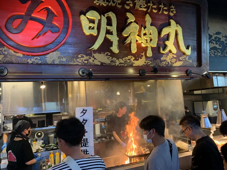 鰹魚生魚片製作中，好有看頭，排隊排好長。