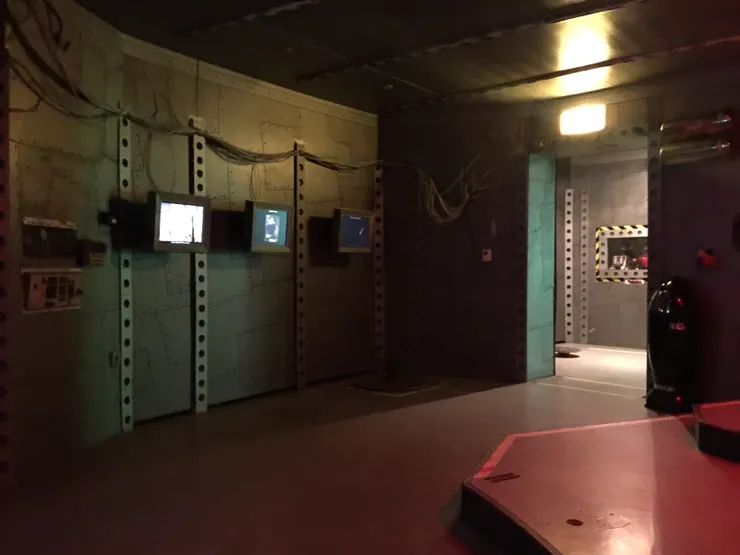 透明儀典場內，所有螢幕皆為見證裝置。 當誠實成為制度的信仰，人類以笑聲取代靈魂。