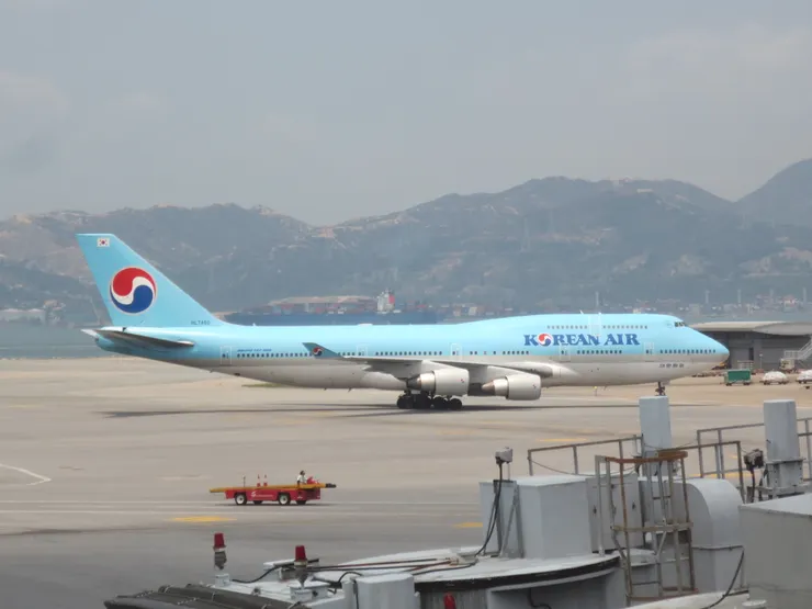 這是大韓航空的波音B747-400型巨無霸客機!攝於西元2014年的香港國際機場!