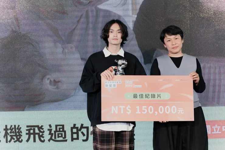 2025 新北市學生影像新星獎,最佳劇情片得主《飛機飛過的時候》簡冠盈、李依靜/影像提供:2025 新北市學生影像新星獎