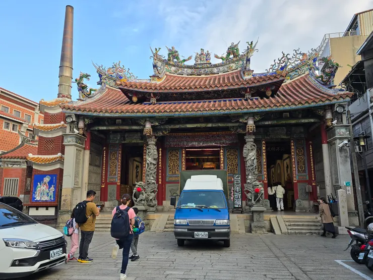 『大天后宮』的建築端莊秀麗,傳統閩式廟宇。到訪時快過年,車輛來來往往,沒辦法拍到沒有遮蔽的正面,實在可惜。