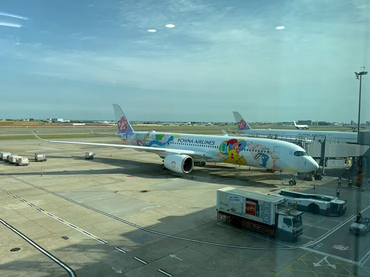 華航皮卡丘彩繪機讓旅客從登機的那一刻就充滿期待。圖/李明真拍攝