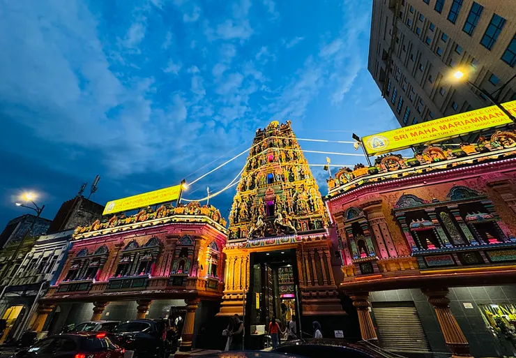 夜晚點燈的馬里安曼興都廟