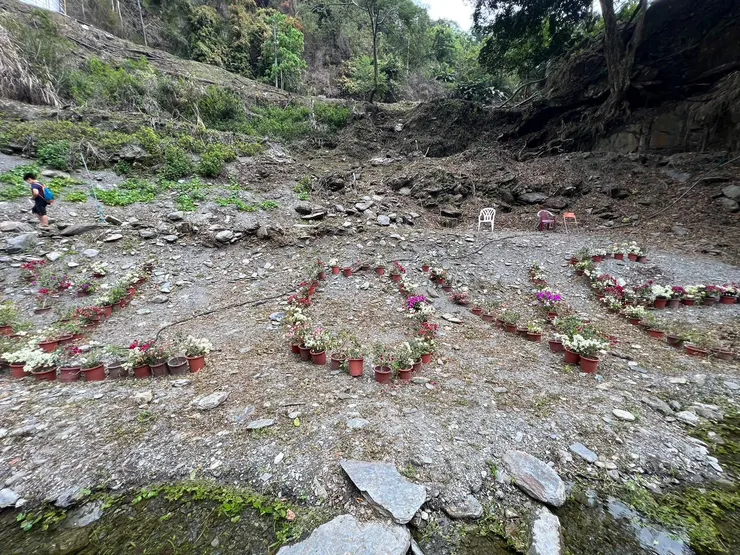 瀑布旁的休息區