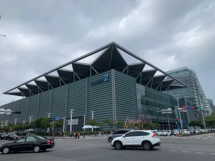 心心：南港展覽館到了，天涼涼的。