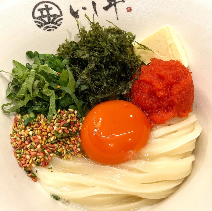 麵屋 ISHII｜奶油明太子釜玉烏龍麵 ，醬的靈魂來自生雞蛋、明太子、奶油，以及不知名的粒狀沾料