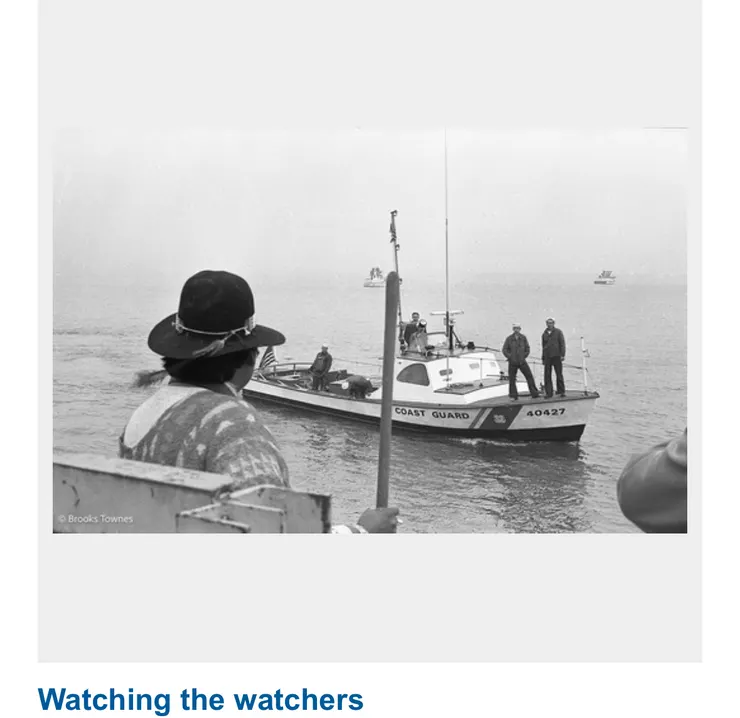 佔領小島的印地安人注視著監視的海防人員。