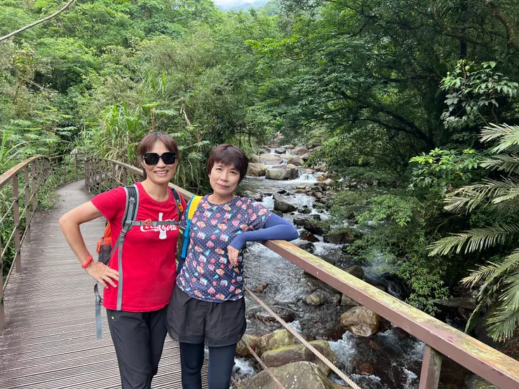 兩位中等還是中年？美女橋上合照。