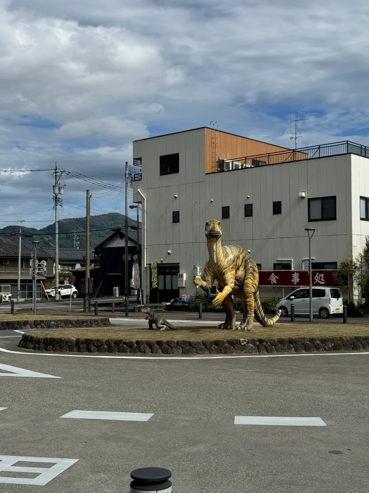 勝山站外面也有恐龍迎接