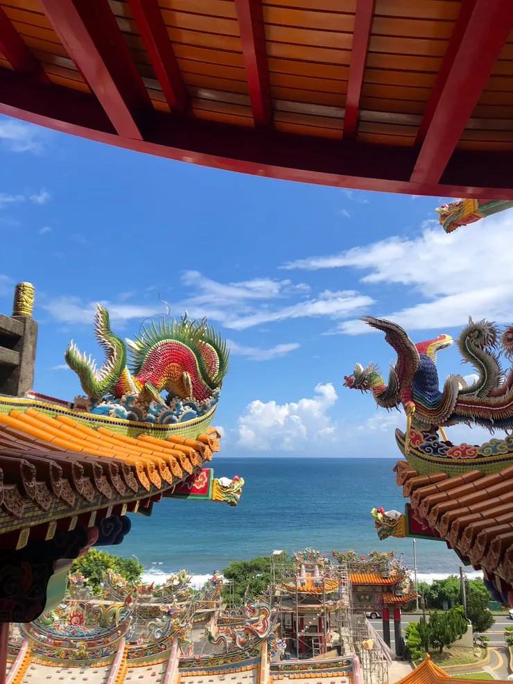 每登上一層樓祭拜，映入眼簾的還有更廣闊的海景