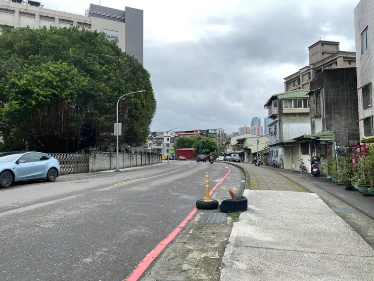 中華路83巷,矮房子前面原本還可見瑠公圳圳道,後來都加蓋了