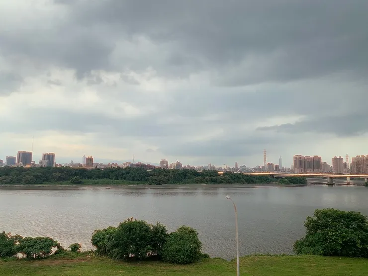 找了一張舊圖來撐場面,該去拍一些新的景色了。