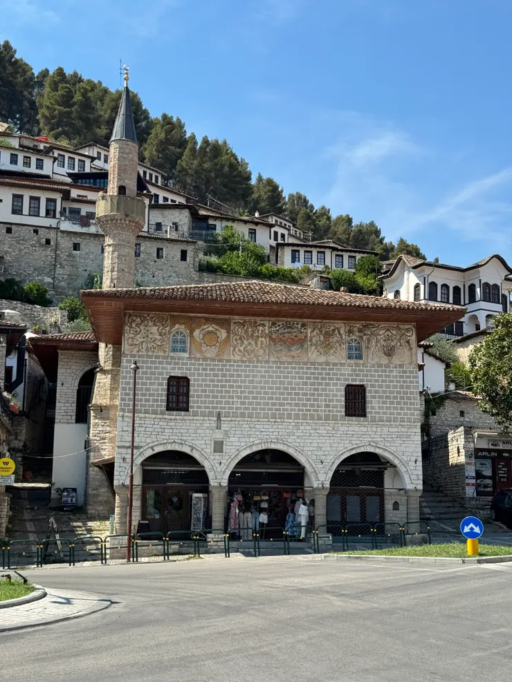 清真寺,一樓出租作商店.高高的是宣禮塔,每天五次放誦經文