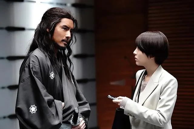 當然也因為故事的安排，坂本龍馬(赤楚衛二)與西村理沙(濱邊美波)的那條伏線只用了很簡短的一個鏡頭就交代了，而且也沒放西村本身是大學劍道冠軍的設定進去，這點有點可惜。