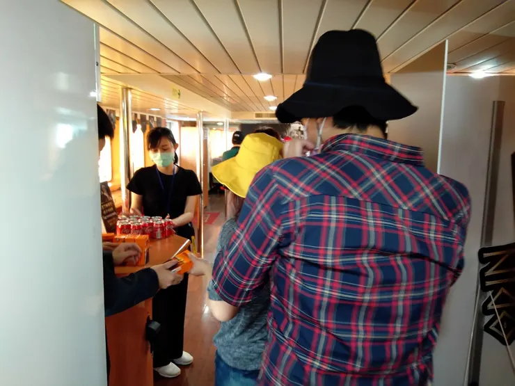 劇中~ 要豪賭的人員陸續上船。