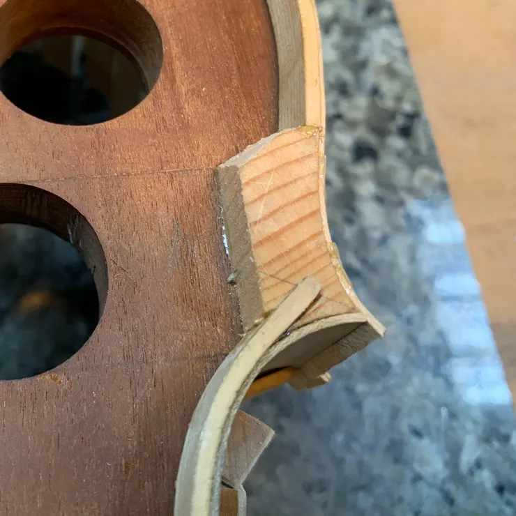 嵌入角木塊的襯條是克里蒙納學派的製作特徵之一。