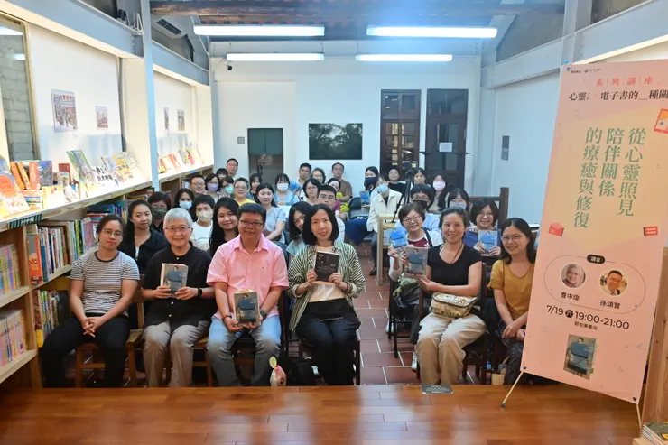 學員們拿書合照