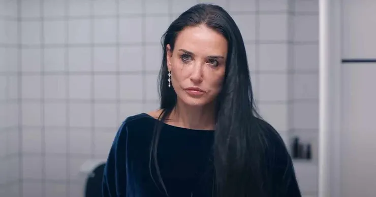 浴室裡沒有任何家具，暗示伊莉莎白在這個空間裡赤裸裸地面對自己。來源：《懼裂》電影劇照