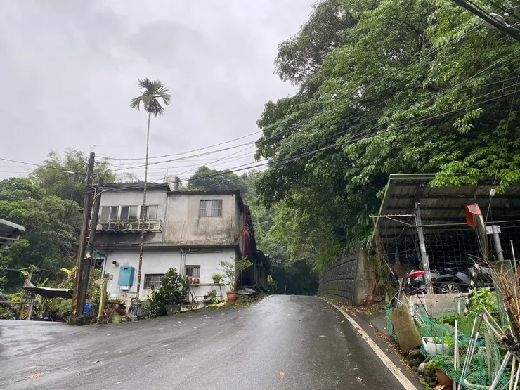 金龍路往上約500公尺，路旁有一面「皇太子殿下行啟紀念碑」