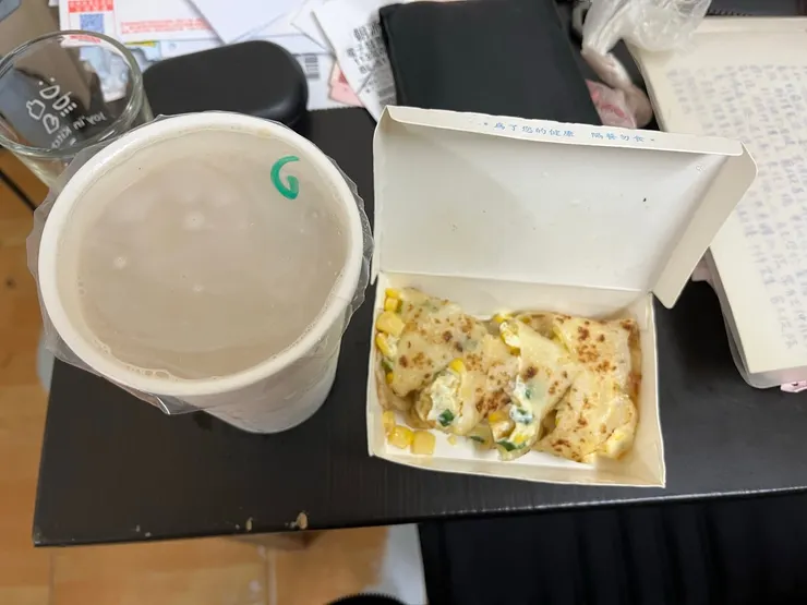 豆漿紅茶、玉米蛋餅。
