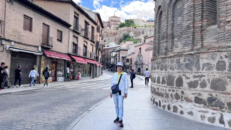 走進老比薩格拉門在城內附近街道逛逛