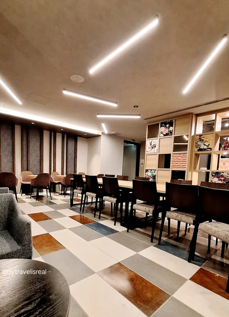 座位充足且整潔明亮的公共空間