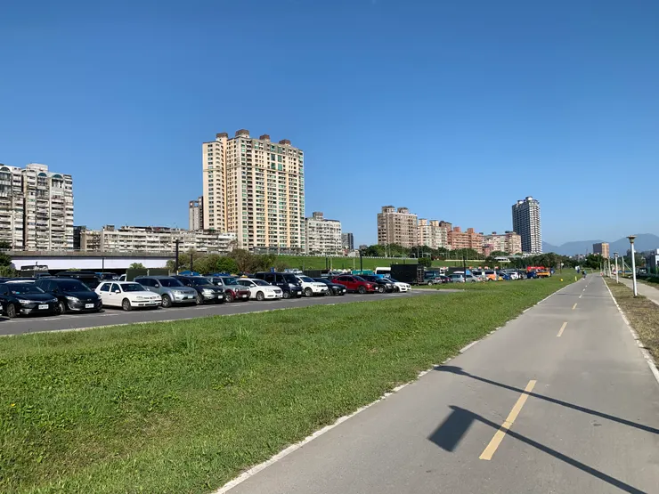 天好藍、草地綠油油一整片（想滾一下說）