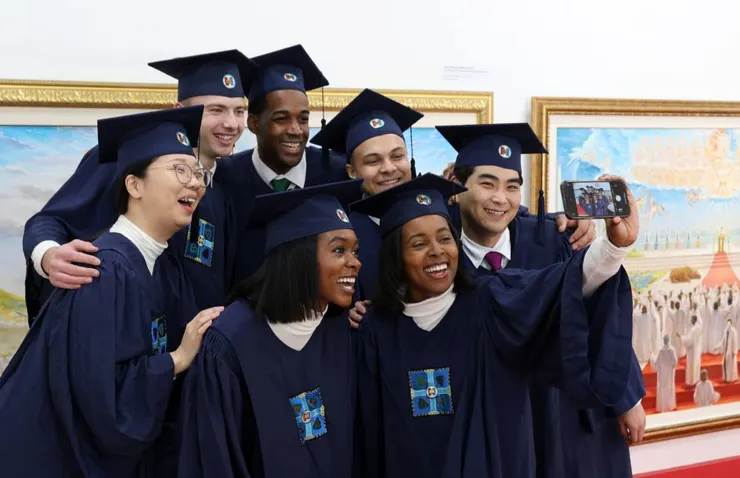 2025年11月2日於新天地耶穌教證據帳幕聖殿清州教會舉行的「錫安基督教宣教中心第116期結業典禮」中，結業生們互相祝賀彼此的結業並合影留念。【照片提供：新天地耶穌教會】