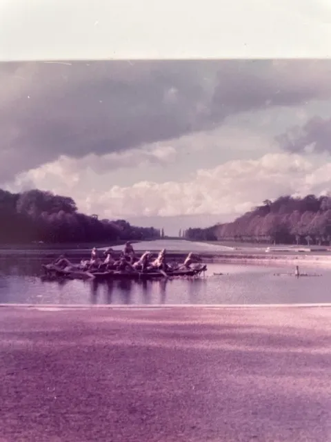 在蕭瑟的寒風下,凡爾賽宮庭園顯得一片淒涼。(又是一張舊照)