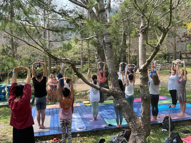 在戶外感受自然與音聲結合的流暢感。