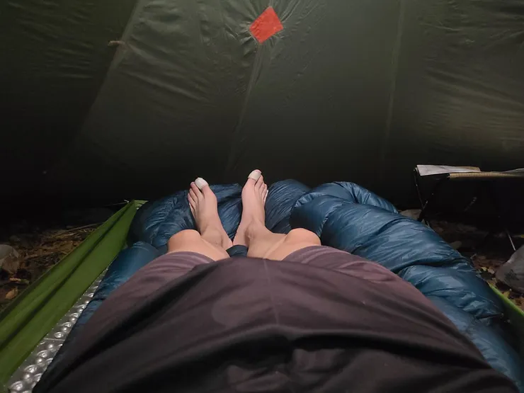 也換了新睡袋(無底睡袋)還不錯,用黑冰B700好久了。但背部空空的直接接觸睡墊感覺有點硬。不太習慣,沒睡好。冰焰睡袋蠻熱的,後來直接不蓋了~