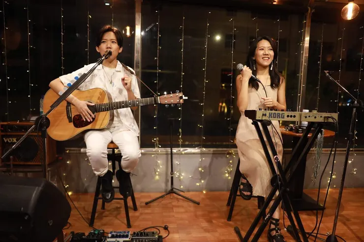 過去這幾年，兩人在音樂上持續學習，依錚練了吉他，也一起去上唱歌課，深掘聲線的更多可能。(圖／風潮音樂 提供)