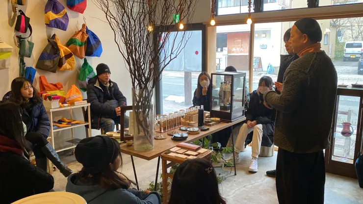 一樣來自東京，但這七年過去每個人的累積是天差地遠，站在他旁邊我都覺得自己像被殺菌光照到的細菌一樣，隨時可能會被消滅