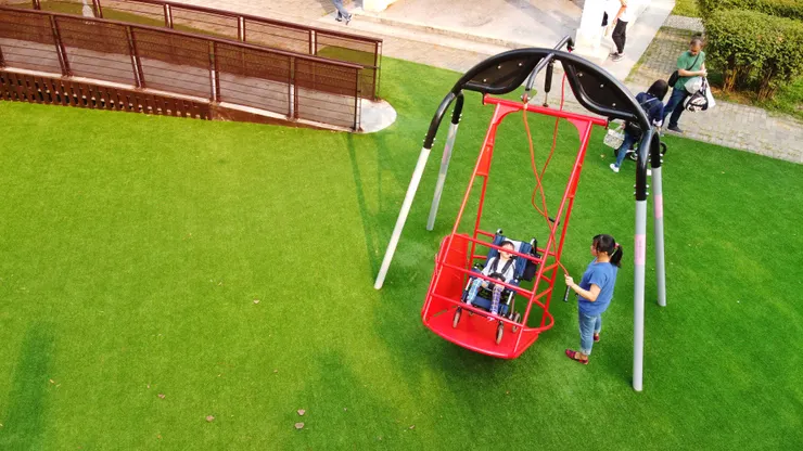 ♿️坐輪椅的族群也有專用的共融設施【輪椅盪秋千】~設置於友善輪子可及鋪面是基本。