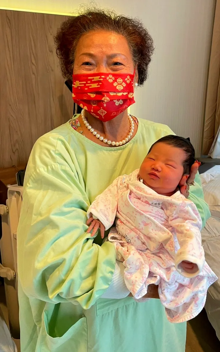 【阿祖抱一個！對嘛！這樣才有像拈花微笑，多莊嚴！】