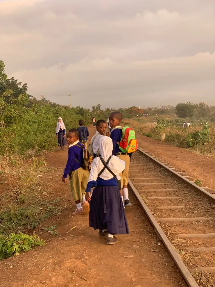 走路上學的小學生