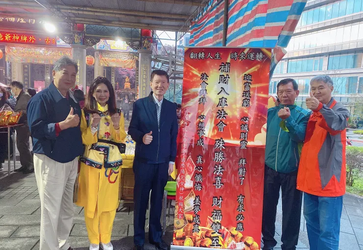 穿梭於商業區和工業區,依玲老師的祝福活動影響著每一個角落的人們。